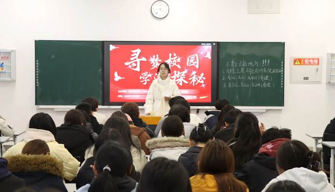 一群人正在听演讲 AI 生成的内容可能不正确。