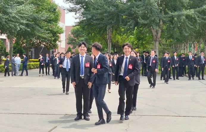 一群人走在路上 AI 生成的内容可能不正确。