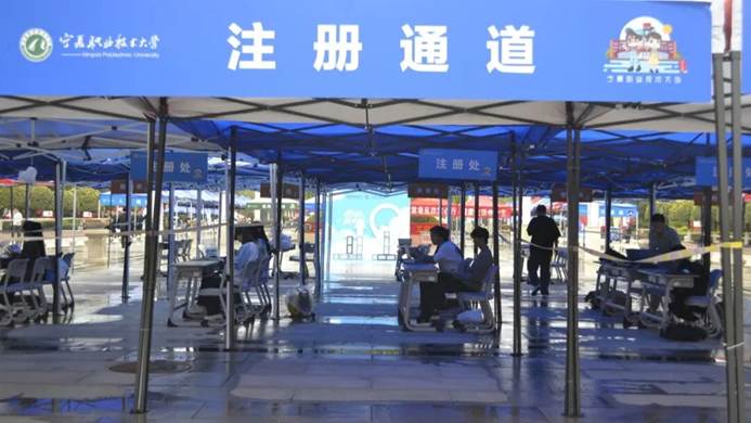 街道上有店铺的标志蓝色背景白色的字 AI 生成的内容可能不正确。