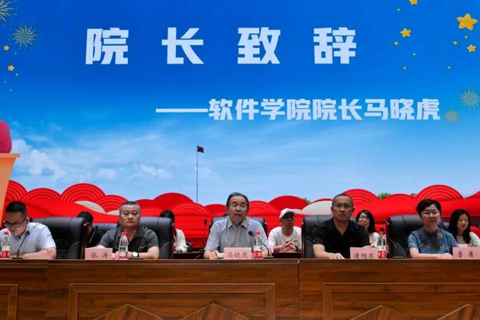 图片包含 人, 人们, 男人, 女人 AI 生成的内容可能不正确。