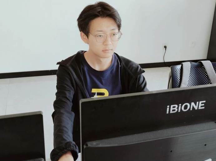 钢琴的小孩 AI 生成的内容可能不正确。
