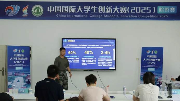 一群人在看电脑 AI 生成的内容可能不正确。