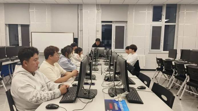 一群人在桌子边 AI 生成的内容可能不正确。