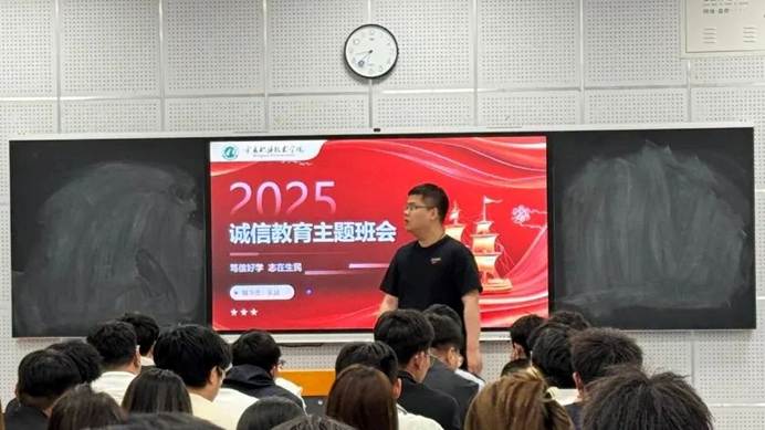 一群人在台上演讲 AI 生成的内容可能不正确。