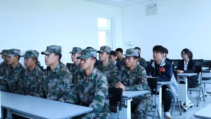 一群人在桌子边 AI 生成的内容可能不正确。
