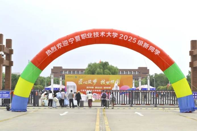 图片包含 建筑, 男人, 体育, 大 AI 生成的内容可能不正确。