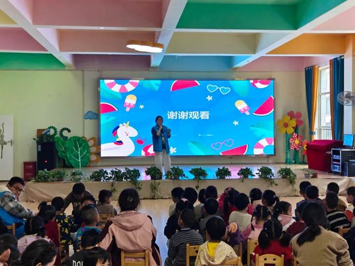 一群人在台上演讲 AI 生成的内容可能不正确。