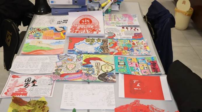 桌子上放着许多广告 AI 生成的内容可能不正确。