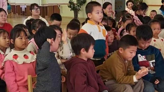 房间里的一群小孩 AI 生成的内容可能不正确。