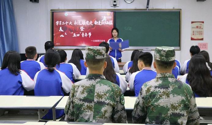 一群人在开会 AI 生成的内容可能不正确。