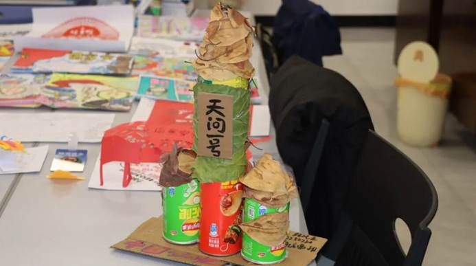 桌子上放着食物和饮料 AI 生成的内容可能不正确。