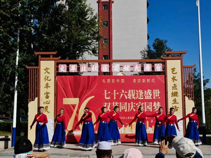 一群人在建筑物前 AI 生成的内容可能不正确。