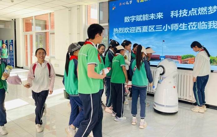一群人站在一起 AI 生成的内容可能不正确。