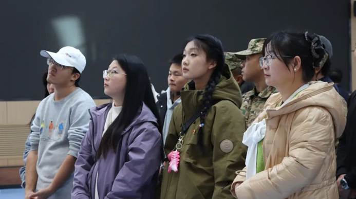 一群人正在聊天 AI 生成的内容可能不正确。