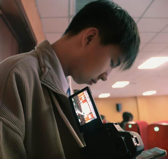 男人在打电话 AI 生成的内容可能不正确。