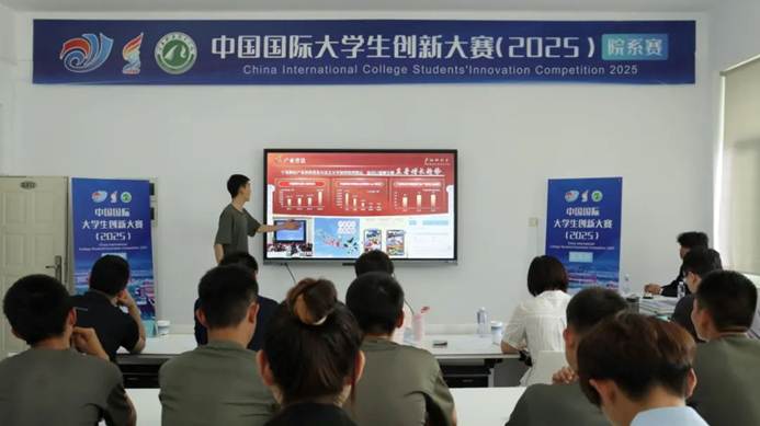 一群人正在听演讲 AI 生成的内容可能不正确。