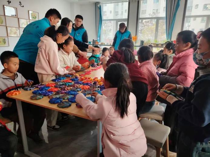 一群人在餐厅里吃东西 AI 生成的内容可能不正确。