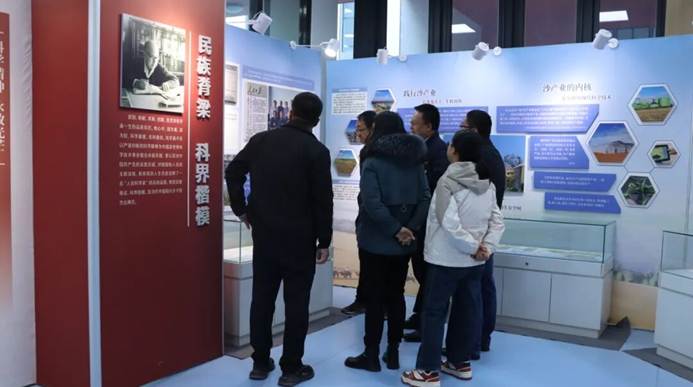 一群人站在冰箱前 AI 生成的内容可能不正确。