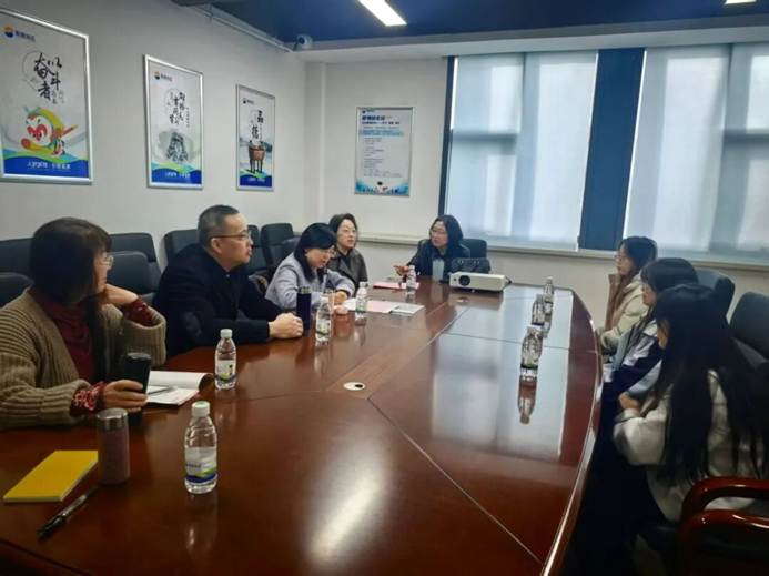 一群人在餐厅里 AI 生成的内容可能不正确。