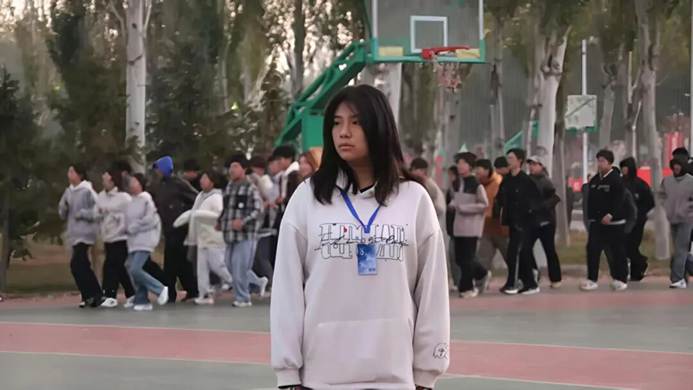 人们在街道上走 AI 生成的内容可能不正确。