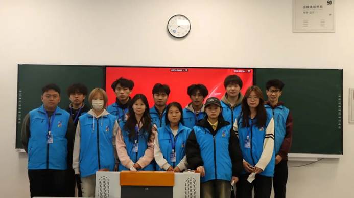 一群人站在蓝色的照片 AI 生成的内容可能不正确。