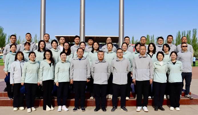 一群人站在一起合影 AI 生成的内容可能不正确。