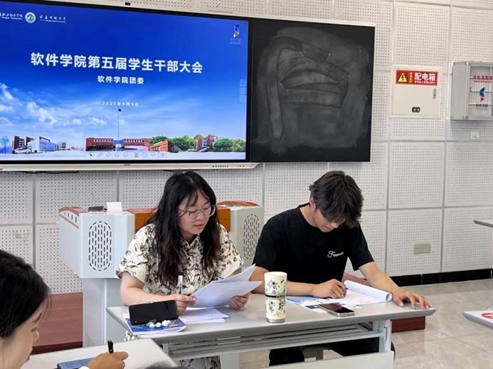 一群人在看电脑 AI 生成的内容可能不正确。