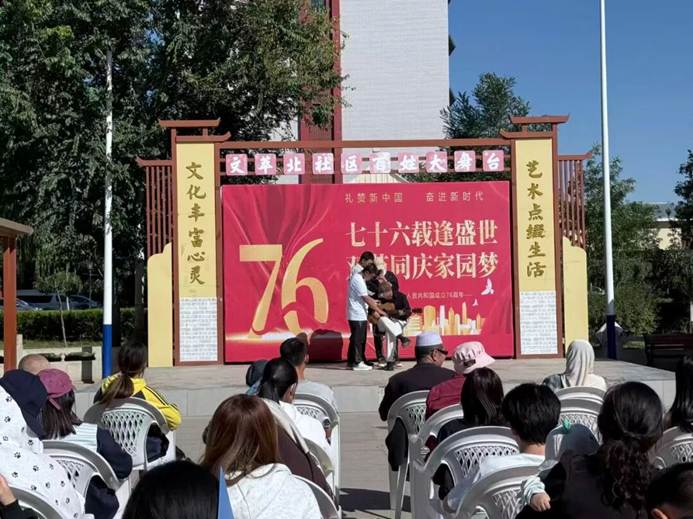 一群人在餐厅里坐着人 AI 生成的内容可能不正确。