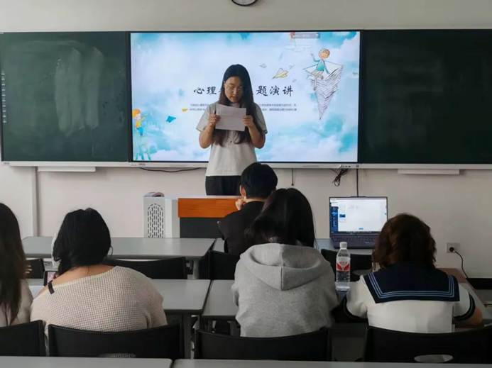 一群男人和女人在电视前 AI 生成的内容可能不正确。