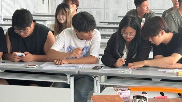 几个人在桌子前 AI 生成的内容可能不正确。