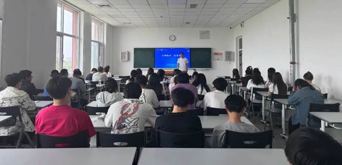 会议室里的人们 AI 生成的内容可能不正确。
