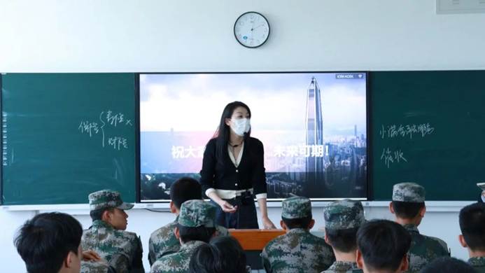 一群人在台上演讲 AI 生成的内容可能不正确。