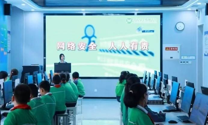 一群人正在聊天 AI 生成的内容可能不正确。