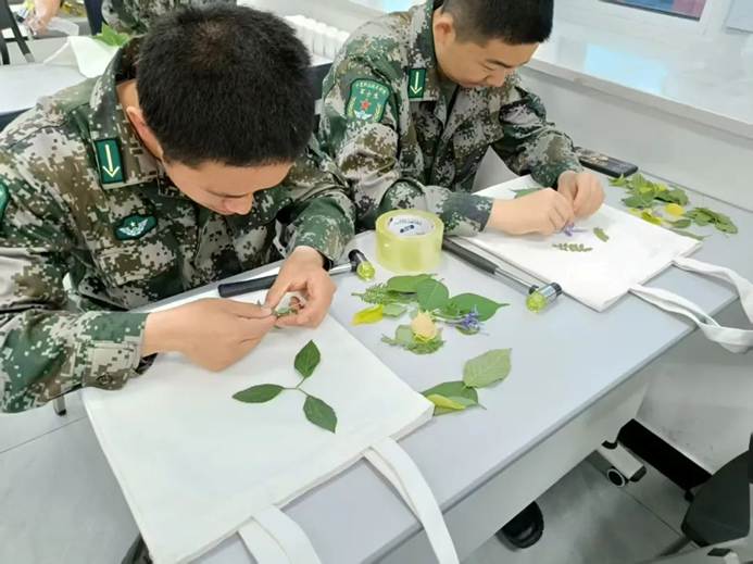 小孩们在桌子边 AI 生成的内容可能不正确。