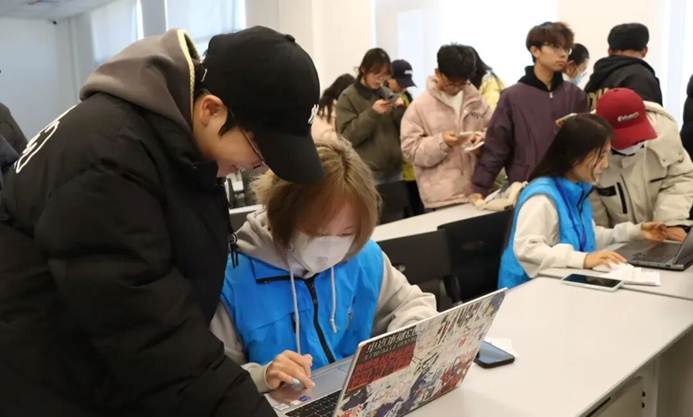 图片包含 游戏机, 桌子, 站, 房间 AI 生成的内容可能不正确。