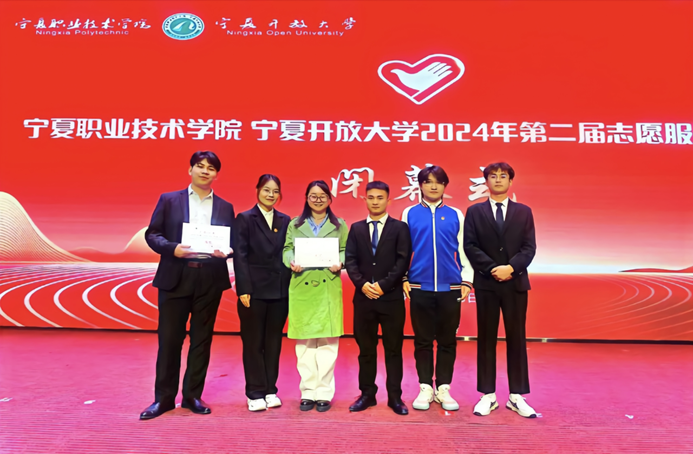 一群男人和女人站在一起 AI 生成的内容可能不正确。