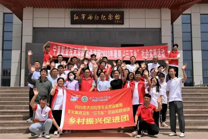一群人在街道上走 AI 生成的内容可能不正确。