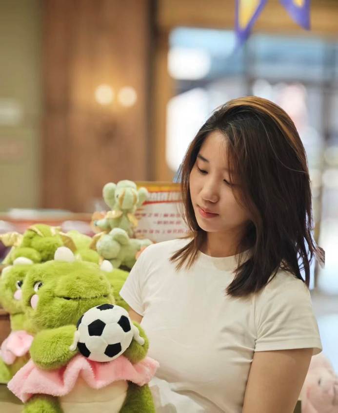 图片包含 人, 女人, 室内, 桌子 AI 生成的内容可能不正确。