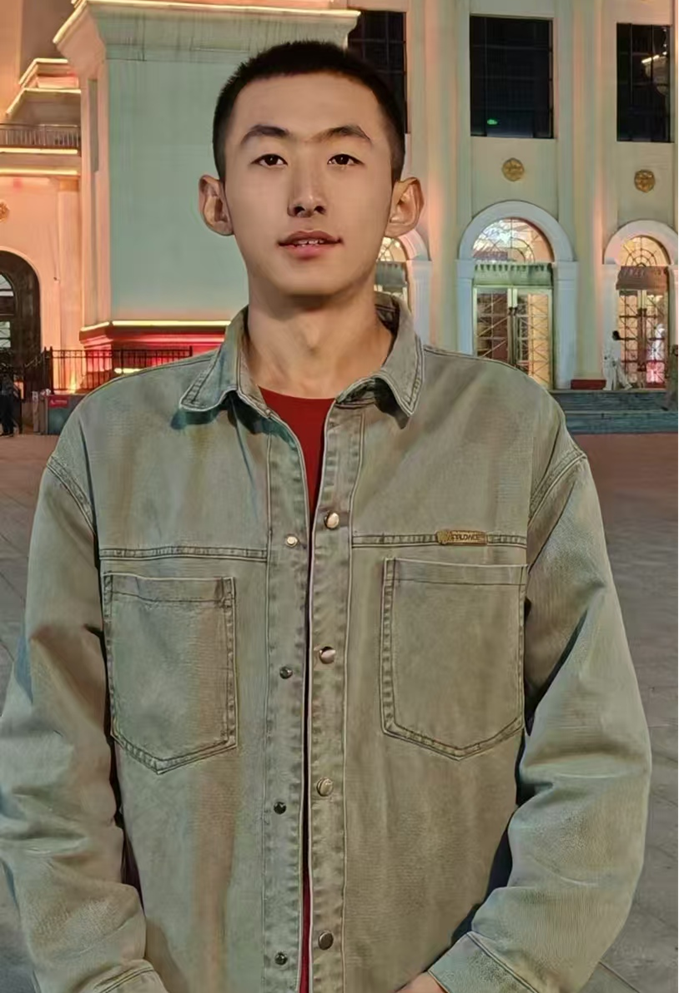 人穿着衬衫 AI 生成的内容可能不正确。