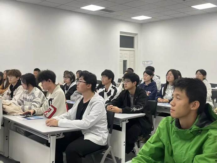 一群人在开会 AI 生成的内容可能不正确。