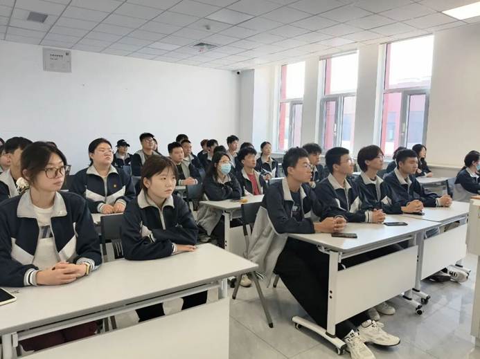 会议室里的人们 AI 生成的内容可能不正确。