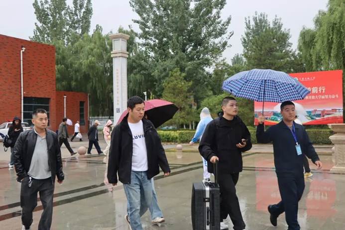 一群人拿着伞 AI 生成的内容可能不正确。